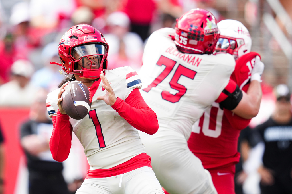 Arizona quarterback Noah Fifita (1) drops back to pass during the first half of a NCAA college football game against. Houston, Saturday, Oct. 18, 2025, in Houston. (Jason Fochtman/Houston Chronicle via AP)