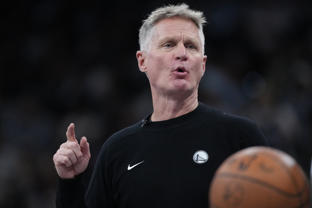 Golden State Warriors head coach Steve Kerr talks to his players during the second half of an NBA Cup basketball game against the San Antonio Spurs in San Antonio, Friday, Nov. 14, 2025. (AP Photo/Eric Gay)