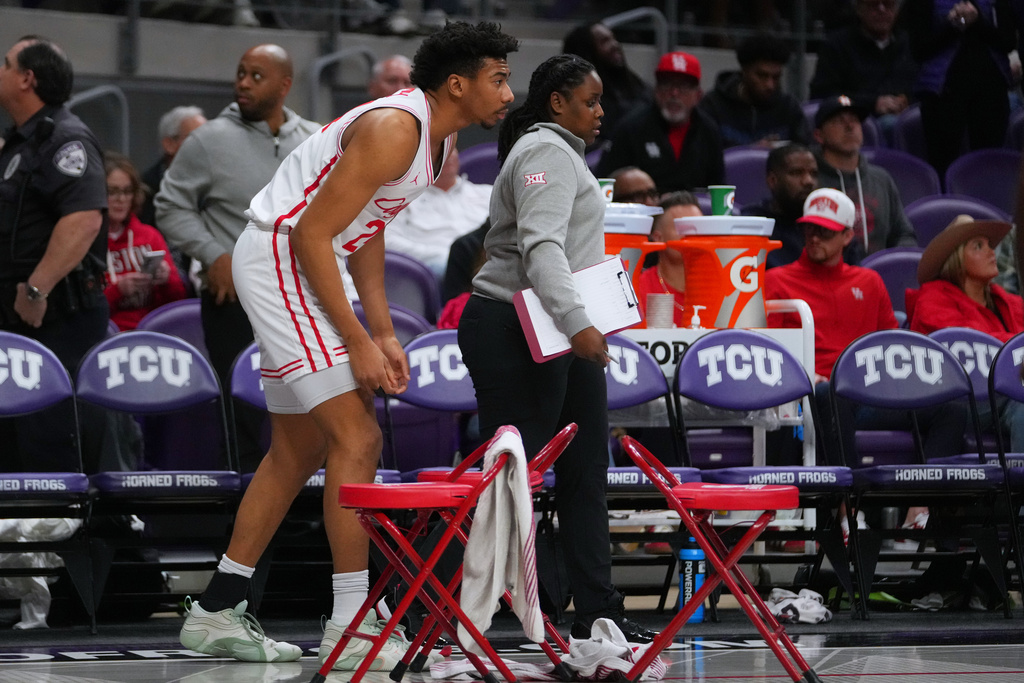 Houston forward Chase McCarty reacts on the sideline after hurting his wrist during the first half of an NCAA college basketball game against TCU Wednesday, Jan. 28, 2026, in Fort Worth, Texas. (AP Photo/Julio Cortez)
