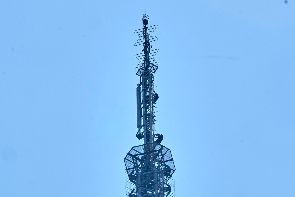 Two people descend the spire of the Empire State Building, in New York, Wednesday, July 1, 2026. (AP Photo/Richard Drew)