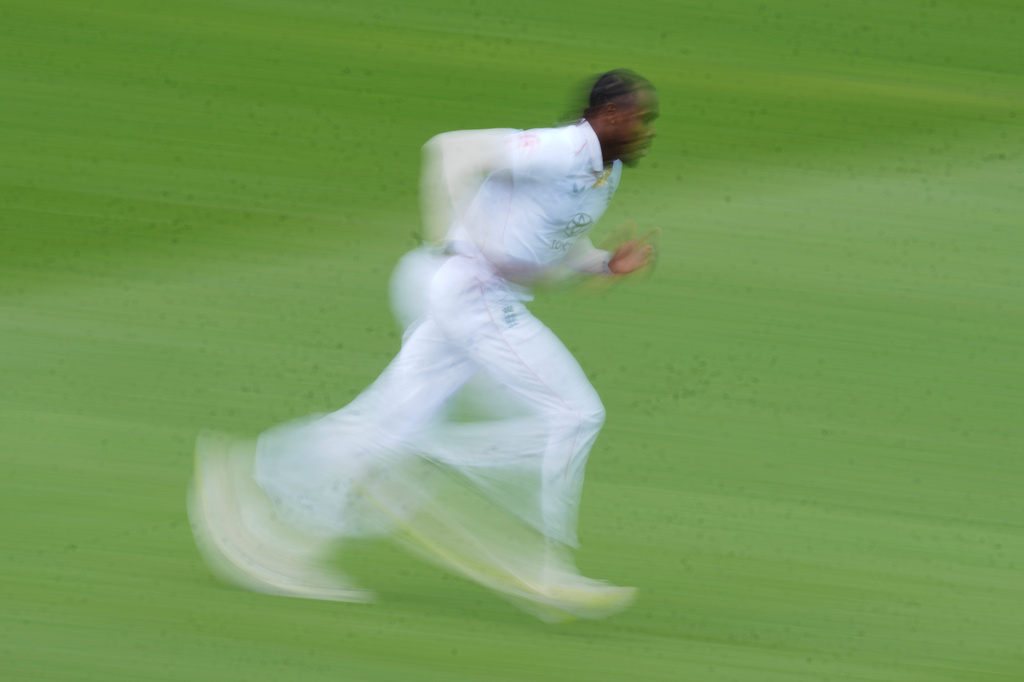England's Jofra Archer runs to bowl a delivery on day four of the second cricket test match between England and Pakistan in London, Sunday, Aug. 30, 2026. (AP Photo/Dave Shopland)