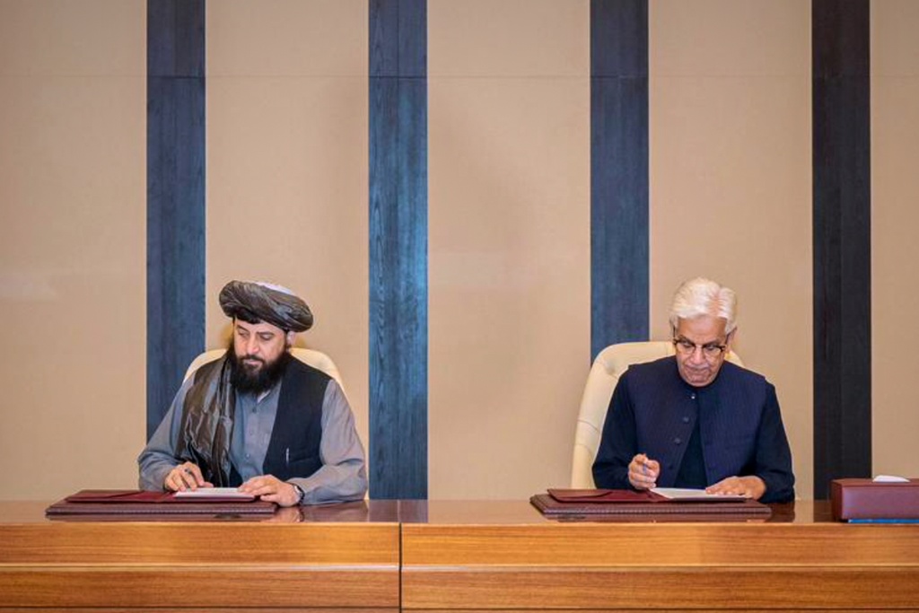Pakistani Defence Minister Khawaja Asif, center right, and Afghan Defence Minister Mullah Muhammad Yaqoob sign a ceasefire agreement in Doha, Qatar, Sunday, October 19, 2025.(Qatar Ministry of Foreign Affairs via AP)