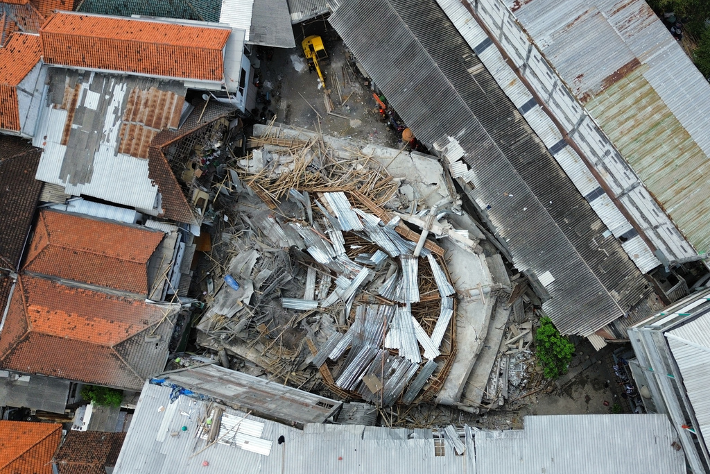 This aerial shot taken with a drone shows the rubble of a building that collapsed at the compound of an Islamic boarding school in Sidoarjo, East Java, Indonesia, Tuesday, Sept. 30, 2025. (AP Photo/Trisnadi)