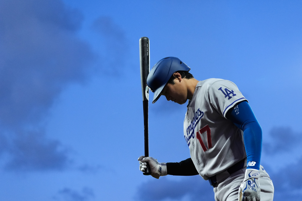 Los Angeles Dodgers' Shohei Ohtani waits for his at-bat against the San Francisco Giants during the fifth inning of a baseball game Tuesday, April 21, 2026, in San Francisco. (AP Photo/Godofredo A. Vásquez)