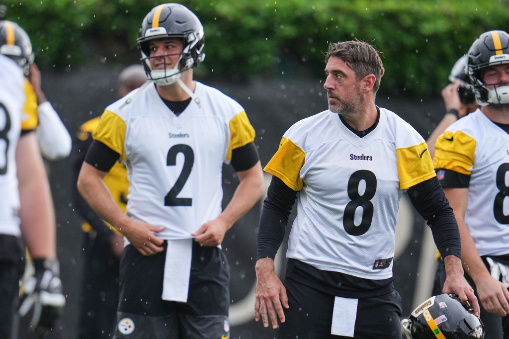 Pittsburgh Steelers quarterbacks Aaron Rodgers (8) and Mason Rudolph (2) participate during NFL football practice in Pittsburgh, Wednesday, May 20, 2026. (AP Photo/Gene J. Puskar)