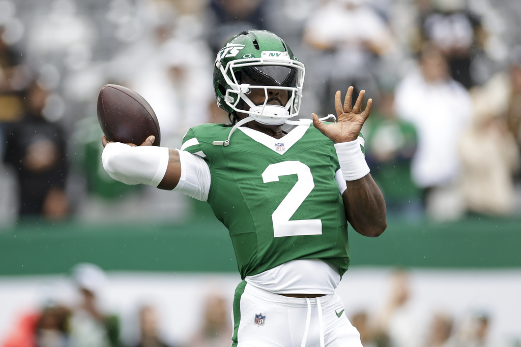 New York Jets quarterback Tyrod Taylor works out prior to an NFL football game against the Pittsburgh Steelers Sunday, Sept. 7, 2025, in East Rutherford, N.J. (AP Photo/Adam Hunger)