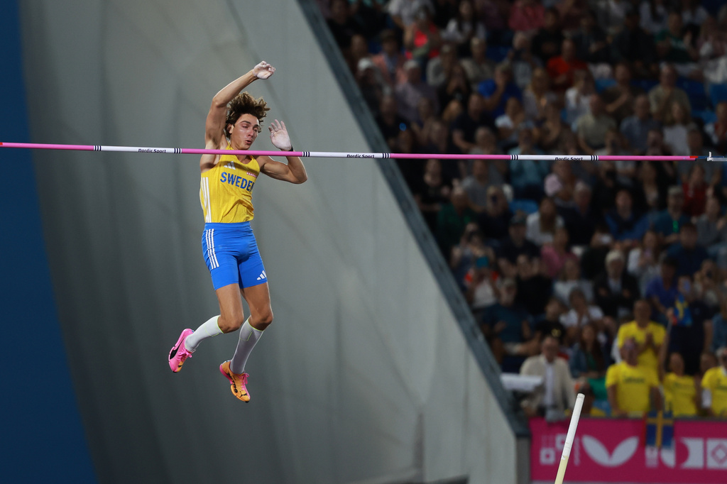 Sweden's Armand Duplantis competes in the men's pole vault final at the European Athletics Championships in Birmingham, England, Sunday, Aug. 16, 2026. (AP Photo/Morgan Harlow)