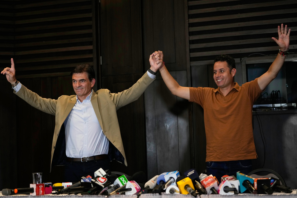 CORRECTS PEDRO TO EDMAN LARA - President-elect Rodrigo Paz, left, and his running mate Edman Lara give a press conference in La Paz, Bolivia, Monday, Oct. 20, 2025. (AP Photo/Juan Karita)