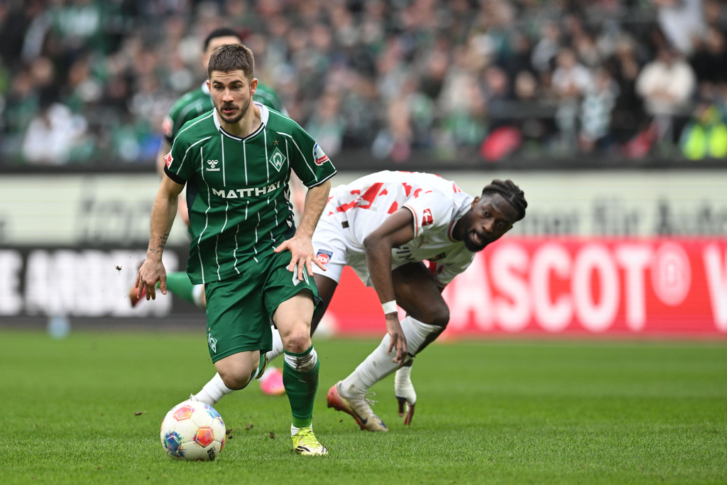 Werder's Romano Schmid, left, fights for the ball against Heidenheim's Omar Traore during the German Bundesliga soccer match between Werder Bremen and 1. FC Heidenheim, in Bremen, Germany, Saturday, Feb. 28, 2026. (Carmen Jaspersen/dpa via AP)