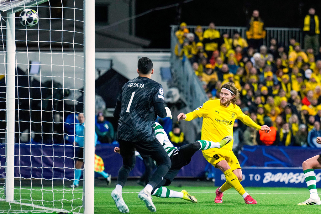 Bodo/Glimt's Kasper Hogh, right, scores their side's third goal of the game during the Champions League soccer match between Bodo/Glimt and Sporting Lisbon, in Bodo, Norway, Wednesday March 11, 2026. (Fredrik Varfjell/NTB Scanpix via AP)