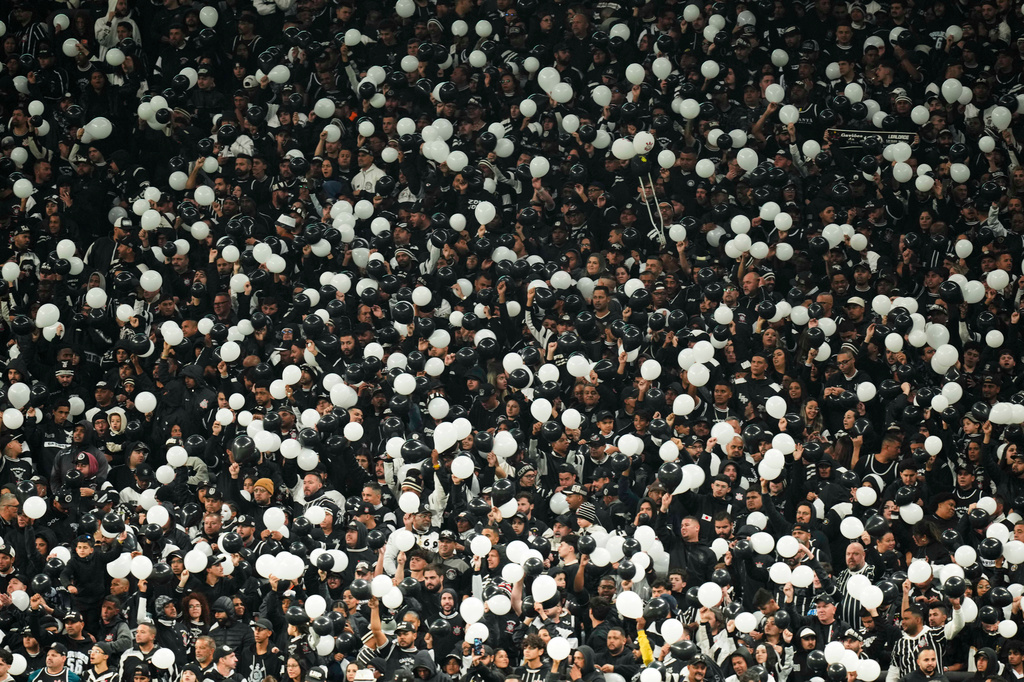 Fans of Brazil's Corinthians cheer during the second leg of a Copa Libertadores quarterfinal soccer match against Argentina's Estudiantes de La Plata in Sao Paulo, Brazil, Wednesday, Sept. 16, 2026. (AP Photo/Andre Penner)