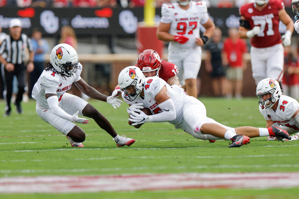 FILE - Illinois State linebacker Tye Niekamp recovers a fumble by Oklahoma tight end Jaren Kanak (12) during the first half of an NCAA college football game in Norman, Okla., Aug. 30, 2025. (AP Photo/Alonzo Adams, File)
