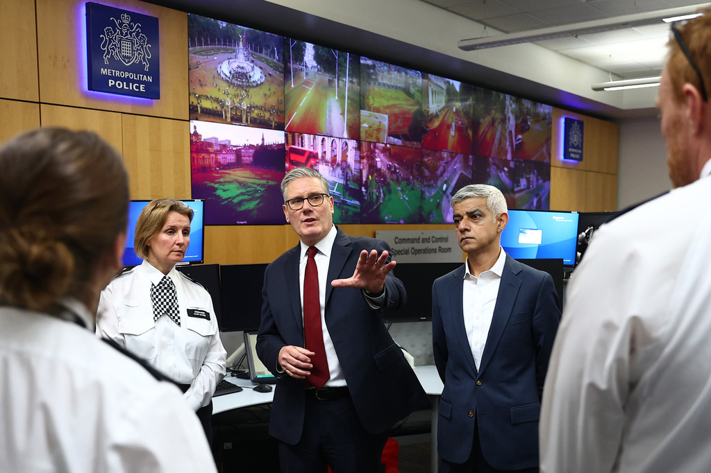 From left, Commander Clair Haynes, Prime Minister Keir Starmer and Mayor of London Sadiq Khan meet police officers to discuss operational planning, in London, Friday, May 15, 2026. (Peter Nicholls/Pool Photo via AP)