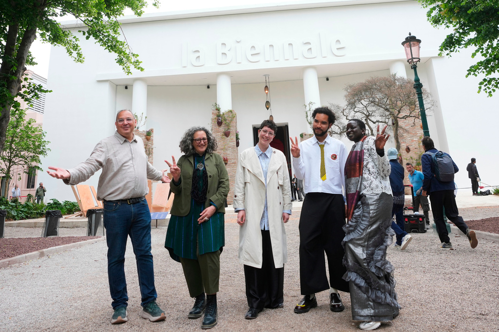 Los curadores de la Bienal de Arte de Venecia, de izquierda a derecha, Siddhartha Mitter, Rasha Salti, Gabe Beckhurst Feijoo, Rory Tsapayi y Marie Helene Pereira, posan frente a la entrada principal de la Bienal de Arte de Venecia 2026, en Venecia, Italia, el martes 5 de mayo de 2026. (Foto AP/Luca Bruno)