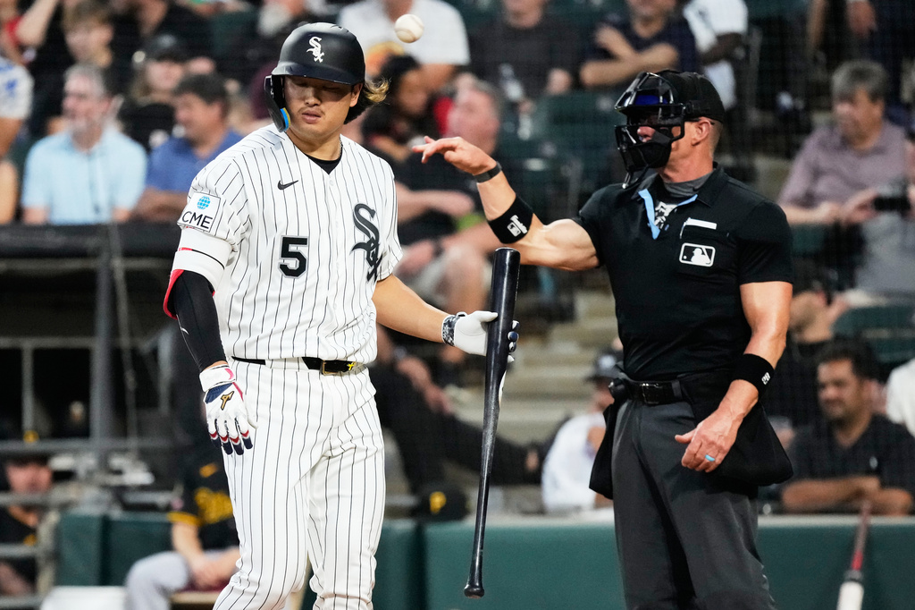 Chicago White Sox's Munetaka Murakami, of Japan, walks to the dugout after being called out on strikes during the first inning of a baseball game against the Pittsburgh Pirates in Chicago, Tuesday, Sept. 8, 2026. (AP Photo/Nam Y. Huh)