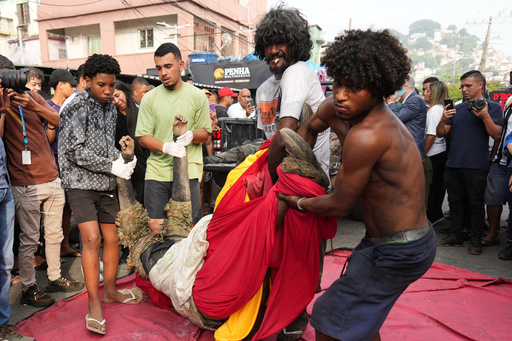 Resident carry the body of a man killed during a police raid targeting the Comando Vermelho gang in the Complexo da Penha favela of Rio de Janeiro, Brazil, Wednesday, Oct. 29, 2025. (AP Photo/Silvia Izquierdo) Resident carry the body of a man killed during a police raid targeting the Comando Vermelho gang in the Complexo da Penha favela of Rio de Janeiro, Brazil, Wednesday, Oct. 29, 2025. (AP Photo/Silvia Izquierdo)