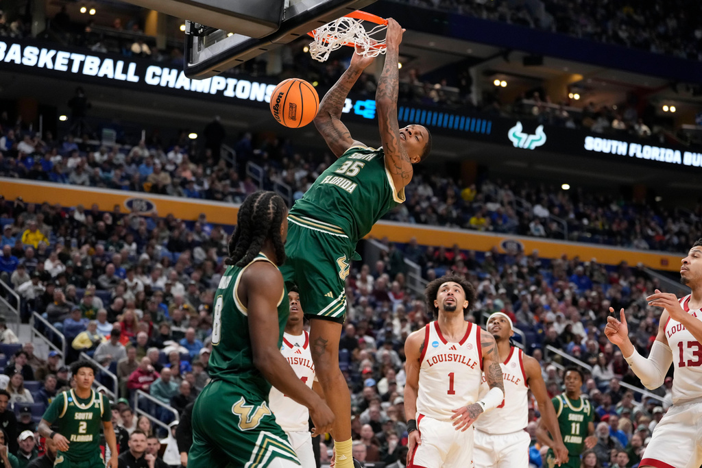 South Florida forward Izaiyah Nelson (35) dunks against Louisville during the second half in the first round of the NCAA college basketball tournament, Thursday, March 19, 2026, in Buffalo, N.Y. (AP Photo/Yuki Iwamura)