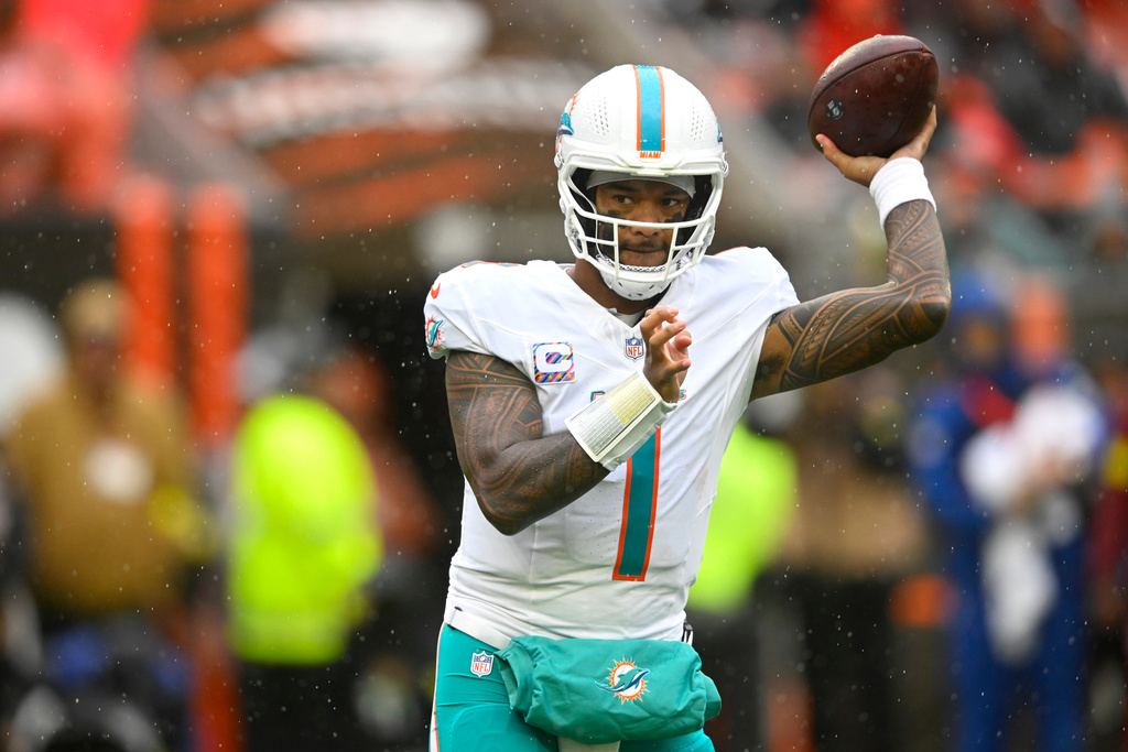 Miami Dolphins quarterback Tua Tagovailoa (1) passes against the Cleveland Browns in the first half of an NFL football game in Cleveland, Sunday, Oct. 19, 2025. (AP Photo/David Richard)