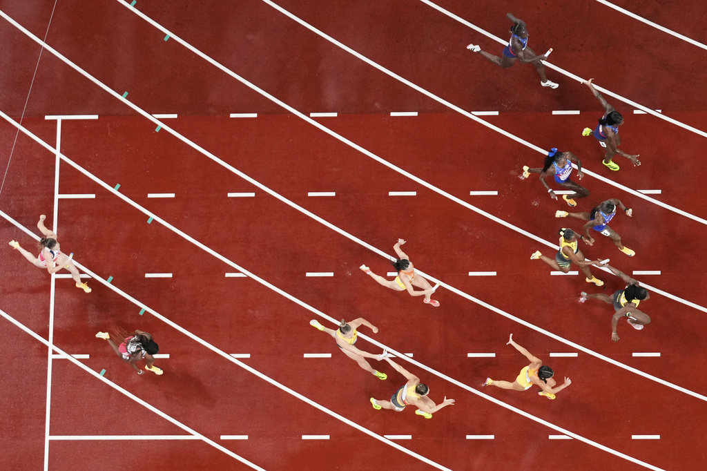 Athletes compete in the women's 4 X 100 meters relay final at the World Athletics Championships in Tokyo, Sunday, Sept. 21, 2025.(AP Photo/Bernat Armangue)