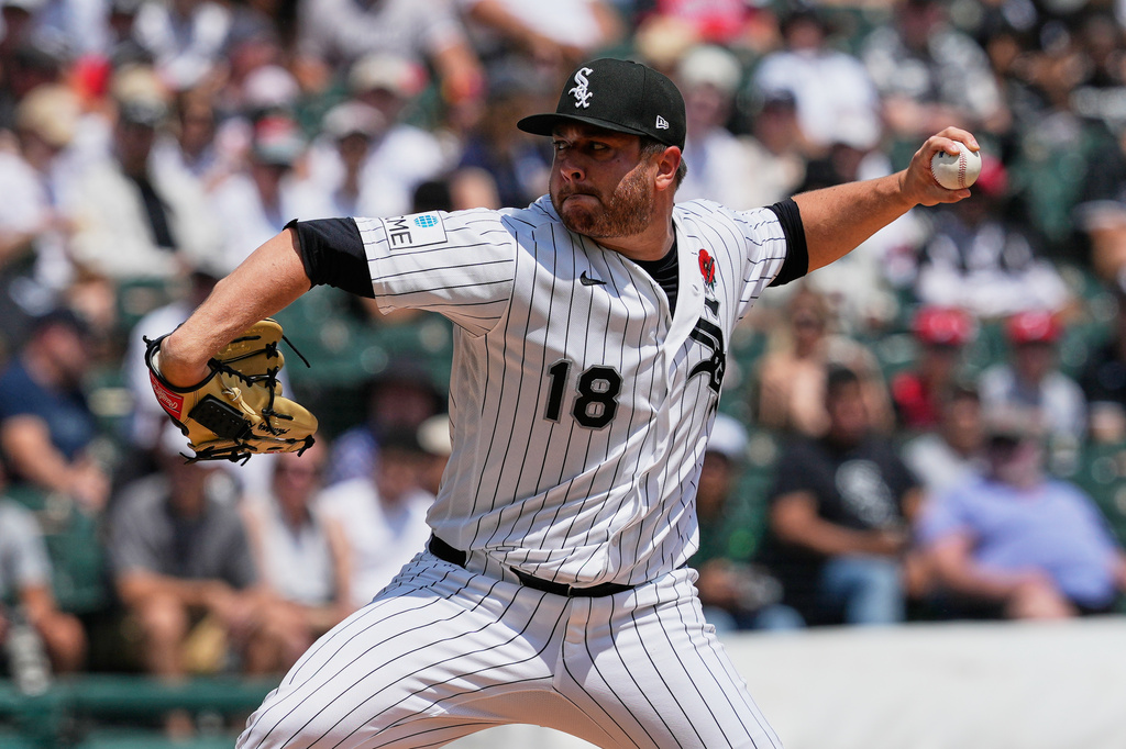 Chicago White Sox starting pitcher Anthony Kay throws against the Minnesota Twins during the first inning of a baseball game in Chicago, Monday, May 25, 2026. (AP Photo/Nam Y. Huh)