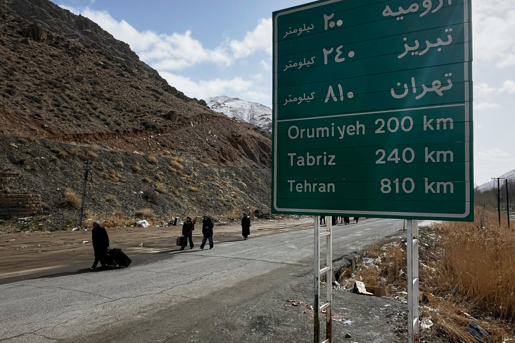 Travelers approach on foot the border crossing with Turkey at the Razi crossing in Razi, Iran, Saturday, April 4, 2026. (AP Photo/Francisco Seco)