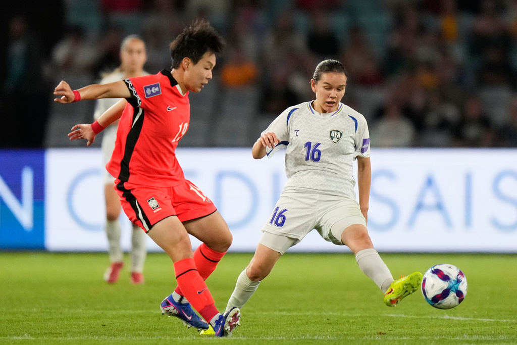 South Korea's Noh Jin-young and Uzbekistan's Zarina Mamatkarimova, right, compete for the ball during the Women's Asian Cup quarterfinal soccer match between South Korea and Uzbekistan in Sydney, Saturday, March 14, 2026. (AP Photo/Rick Rycroft)