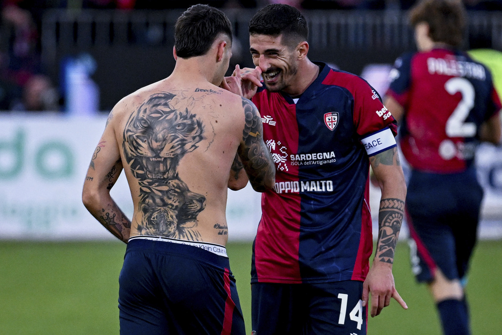 Cagliari's Gianluca Gaetano, left, celebrates with teammate Alessandro Deiola after scoring their side's opening goal during a Serie A soccer match between Cagliari and Roma, in Cagliari, Italy, Sunday, Dec. 7, 2025. (Gianluca Zuddas/LaPresse via AP)