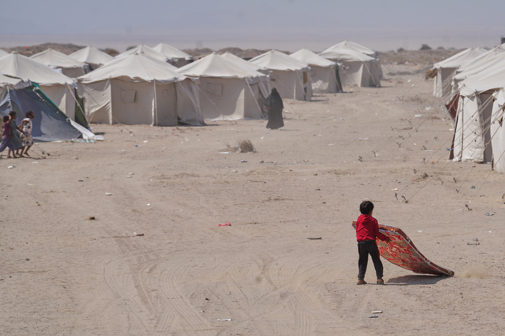 A displaced Yemeni pulls his mattress at Al-Firdaws camp in Ras Imran, on the western outskirts of Aden, Yemen, Tuesday, Sept. 22, 2026. (AP Photo/Abdulnasser Alseddik)