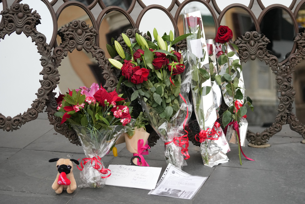 Flowers and messages are placed in front of the Valentino Garavani and Giancarlo Giammetti foundation headquarters during the lying in state of the fashion designer Valentino Garavani in Rome, Wednesday Jan. 21, 2026. (AP Photo/Andrew Medichini)