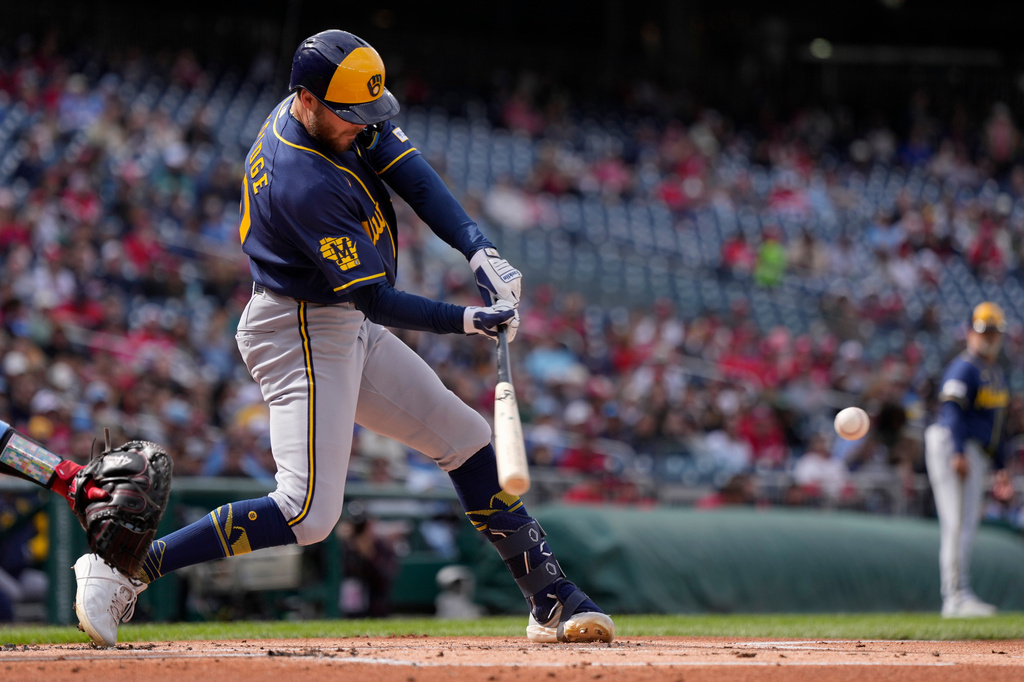 Milwaukee Brewers' Brandon Lockridge hits a two-RBI single against the Washington Nationals during the first inning of a baseball game, Saturday, May 2, 2026, in Washington. (AP Photo/Jess Rapfogel)