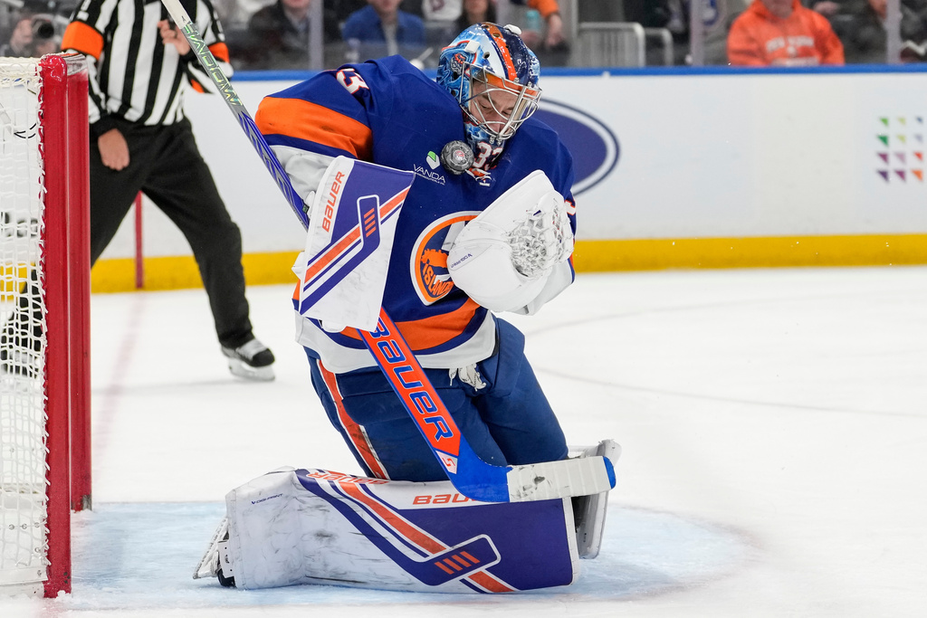 New York Islanders goaltender David Rittich (33) defends the goal during the third period of an NHL hockey game against Anaheim Ducks, Thursday, Dec. 11, 2025, in Elmont, N.Y. (AP Photo/Yuki Iwamura)