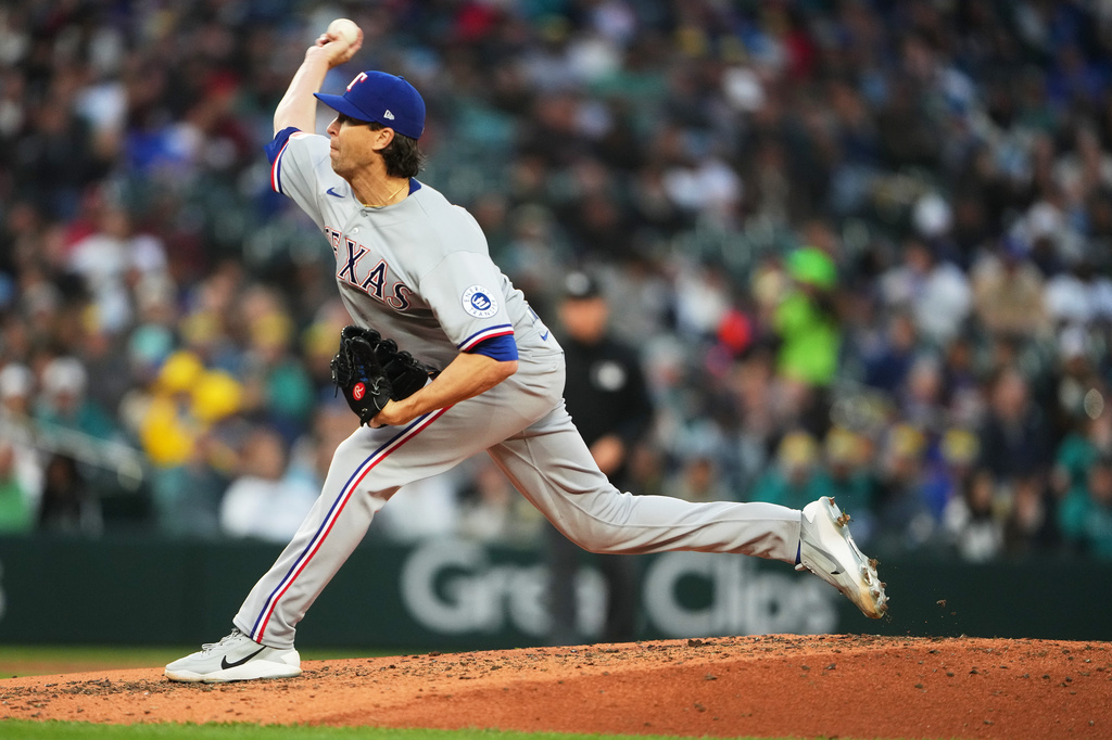 Texas Rangers starting pitcher Jacob deGrom throws during the third inning of a baseball game against the Seattle Mariners, Friday, April 17, 2026, in Seattle. (AP Photo/Lindsey Wasson)