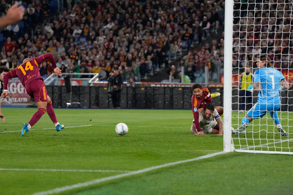 Roma's Donyell Malen scores during a Seria A soccer match between Roma and Pisa n Rome, Italy, Friday, April 10, 2026. (AP Photo/Alessandra Tarantino)