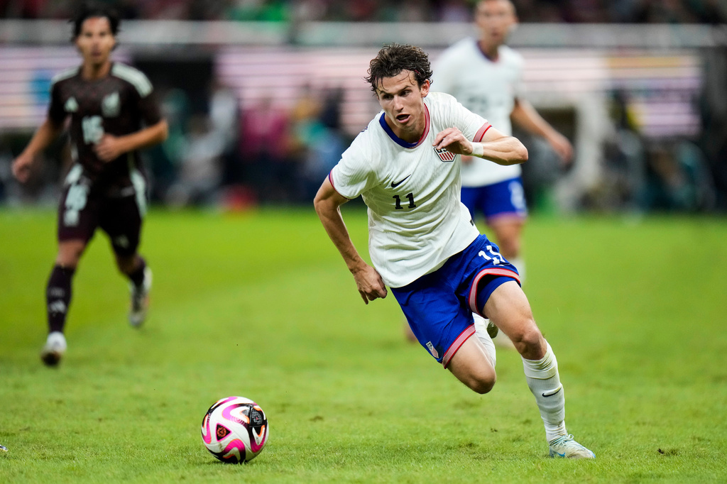 FILE - The United States' Brenden Aaronson goes for the ball during an international friendly soccer match against Mexico at Akron Stadium in Guadalajara, Mexico, Tuesday, Oct. 15, 2024. (AP Photo/Eduardo Verdugo, File)