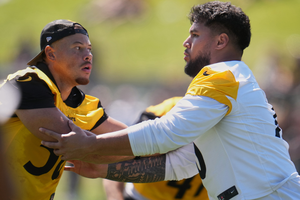 Pittsburgh Steelers linebacker Alex Highsmith (56), left, is blocked by offensive tackle Troy Fautanu during the team's NFL football training camp in Latrobe, Pa., on Friday, July 31, 2026.(AP Photo/Gene J. Puskar)