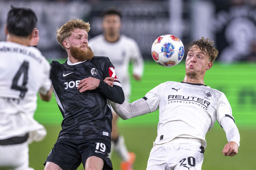 Mönchengladbach's Luca Netz, right, and Freiburg's Jan-Niklas Beste in action during the Bundesliga soccer match between Borussia Mönchengladbach and SC Freiburg at Stadion im Borussia-Park in Mönchengladbach, Germany, Sunday Oct. 5, 2025. (David Inderlied/dpa via AP) Mönchengladbach's Luca Netz, right, and Freiburg's Jan-Niklas Beste in action during the Bundesliga soccer match between Borussia Mönchengladbach and SC Freiburg at Stadion im Borussia-Park in Mönchengladbach, Germany, Sunday Oct. 5, 2025. (David Inderlied/dpa via AP)