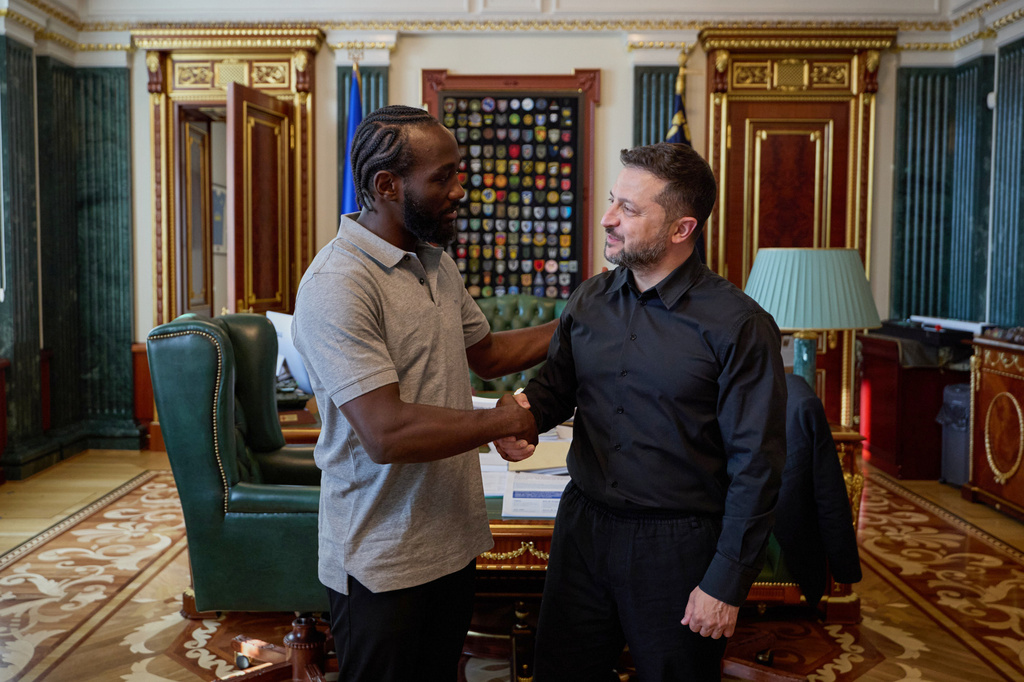 In this photo provided by the Ukrainian Presidential Press Office, Ukrainian President Volodymyr Zelenskyy, right, shakes hands with boxer Terence Crawford in Kyiv, Ukraine, Tuesday, Aug. 25, 2026. (Ukrainian Presidential Press Office via AP)