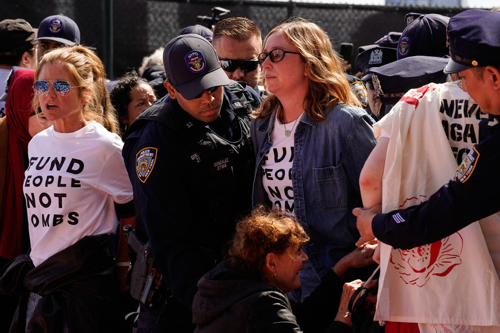 Hannah Einbinder, center, and other demonstrators are arrested ahead of Israeli Prime Minister Benjamin Netanyahu's address at the 81st session of the United Nations General Assembly, Thursday, Sept. 24, 2026, in New York. (AP Photo/Madison Swart) ADDS ID