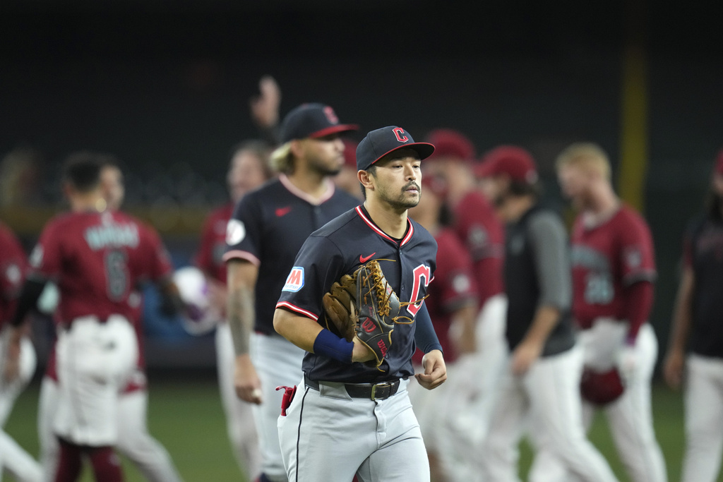 Cleveland Guardians left fielder Steven Kwan jogs off the field as the Arizona Diamondbacks celebrate a walk-off single hit by Diamondbacks' Adrian Del Castillo after a baseball game Wednesday, Aug. 20, 2025, in Phoenix. (AP Photo/Ross D. Franklin)