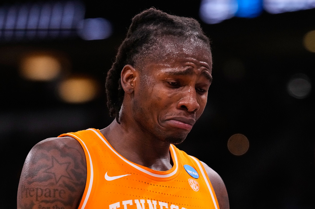 Tennessee's Felix Okpara heads to the bench during the second half in the Elite Eight of the NCAA college basketball tournament against Michigan, Sunday, March 29, 2026, in Chicago. (AP Photo/Nam Y. Huh)