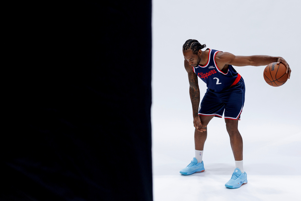 Los Angeles Clippers forward Kawhi Leonard poses during the NBA basketball team's media day Monday, Sept. 29, 2025, in Inglewood, Calif. (AP Photo/Eric Thayer)
