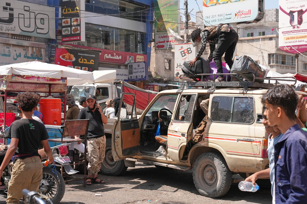People crowd at a minibus station used by displaced to leave the city, in Taiz, Yemen, Thursday, Oct. 15, 2026. (AP Photo/Marzouq Al Jabri)