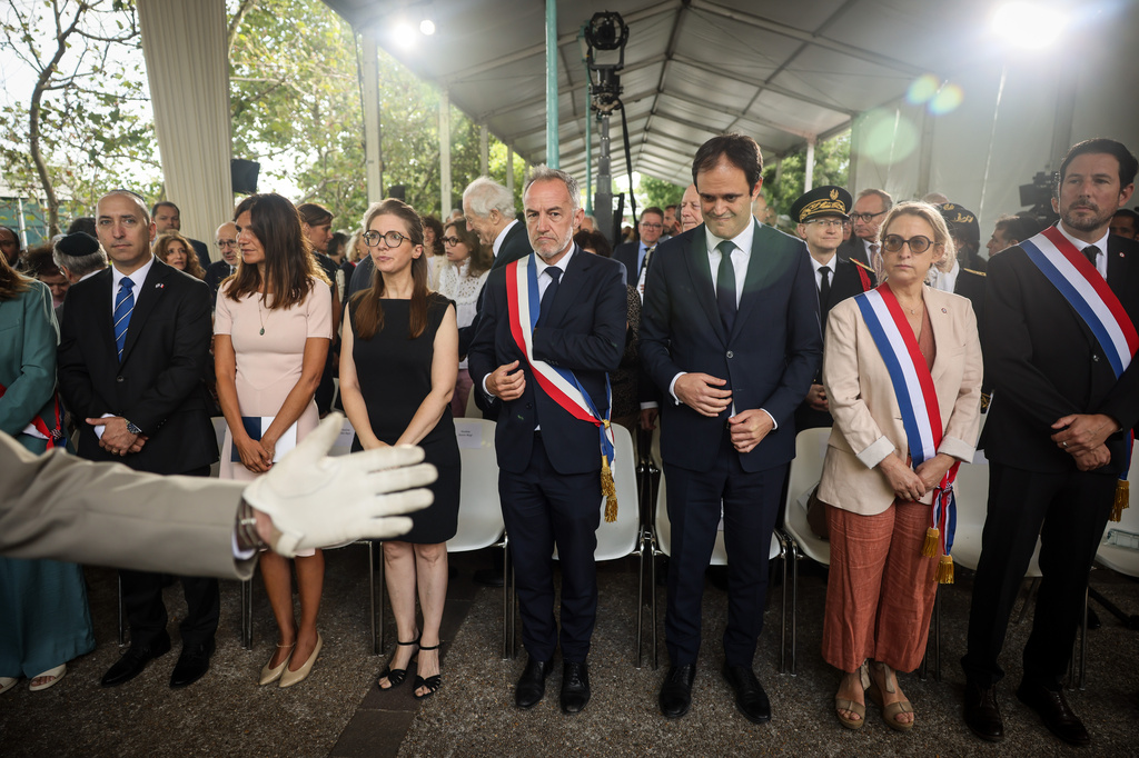 Alice Rufo, Minister Delegate to the Minister of the Armed Forces and Veterans, second left, Aurore Bergé, Minister Delegate for Equality between Women and Men and the Fight against Discrimination, third left, Emmanuel Gregoire Paris mayor, center, and Yonathan Arfi, President of CRIF (Representative Council of Jewish Institutions in France), third right, attend the ceremony marking the 84th anniversary of the 1942 Vel d'Hiv police roundup, the largest roundup of Jews in France during World War II, and paying tribute to the Righteous Among the Nations of France in Paris, Sunday, July 19, 2026. (AP Photo/Thomas Padilla)