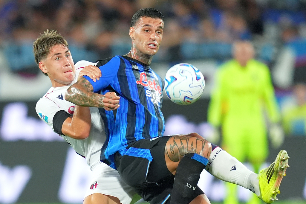 Atalanta's Gianluca Scamacca, right, fights for the ball with Bologna's Eivind Helland, left, during the Serie A soccer match between Atalanta and Bologna in Bergamo, Italy, Monday, Aug. 31 , 2026. (Spada/LaPresse via AP)