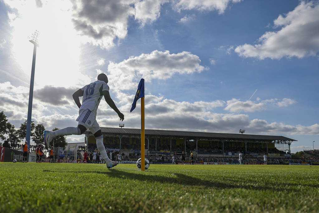 Schalke's Christopher Antwi-Adjei takes a corner kick, during the German soccer cup first round match between Lok Leipzig and FC Schalke 04 in Leipzig, Germany, Sunday Aug. 17, 2025. (Jan Woitas/dpa via AP)
