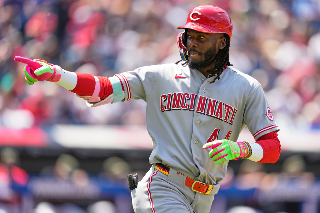 Cincinnati Reds' Elly de la Cruz gestures to the dugout after hitting a home run in the third inning of a baseball game against the Cleveland Guardians in Cleveland, Sunday, May 17, 2026. (AP Photo/Sue Ogrocki)