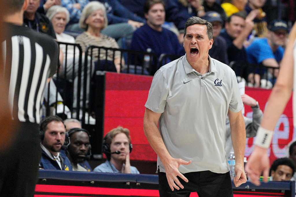 California head coach Mark Madsen argues a call with the referee during the first half of an NCAA college basketball game against Clemson in Berkeley, Calif., Saturday, Feb. 7, 2026. (AP Photo/Tony Avelar)