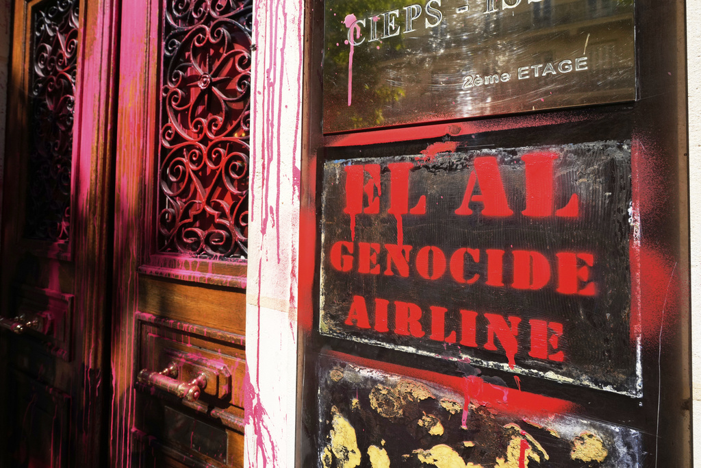 Israeli airline El Al Paris office is seen vandalized with anti-Israel graffiti, Thursday, Aug. 7, 2025 in Paris. (AP Photo/Michel Euler)