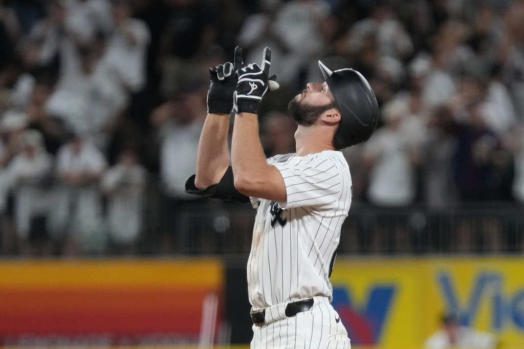 Chicago White Sox's Tristan Peters gestures after hitting a two-run double against the Cleveland Guardians during the sixth inning of a baseball game Saturday, Aug 8, 2026, in Chicago. (AP Photo/David Banks)