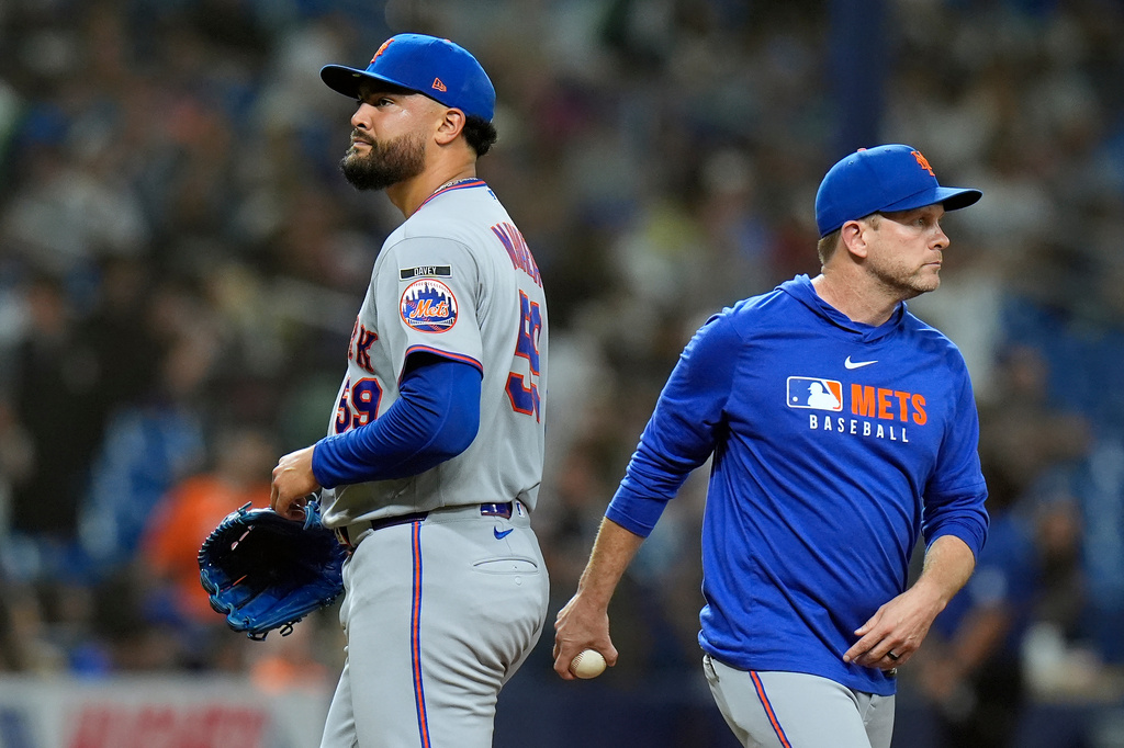 New York Mets pitcher Sean Manaea is taken out of the game against the Tampa Bay Rays by interim manager Andy Green during the sixth inning of a baseball game Tuesday, Sept. 1, 2026, in St. Petersburg, Fla. (AP Photo/Chris O'Meara)